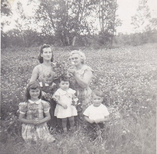 Dans le champ de fleurs chez Fernand Diotte à Ferme-Rouge été 1959